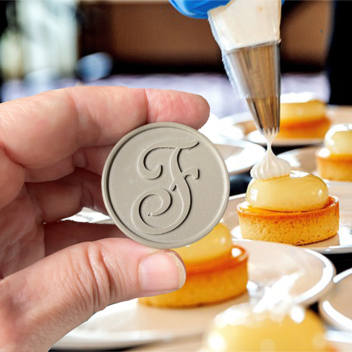 Spezialanfertigung I Silikonform für Schokolade - Personalisierte 24-Kavitäten-Lebensmittel-Silikonform für Namens-Kuchenaufsätze & Cupcake-Aufsätze, Größe 40x3mm