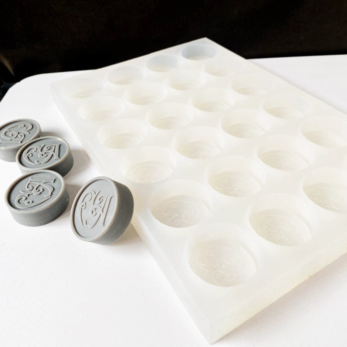 Create custom butter and chocolate pieces with your logo. 4x1 cm silicone mold, food-safe and perfect for chefs, brands, or handmade treat makers.