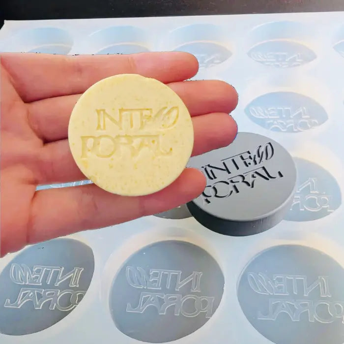 Molde de silicona personalizado para logotipo circular - 24 cavidades | Molde premium para jabón, chocolate y resina (4 x 1 cm)